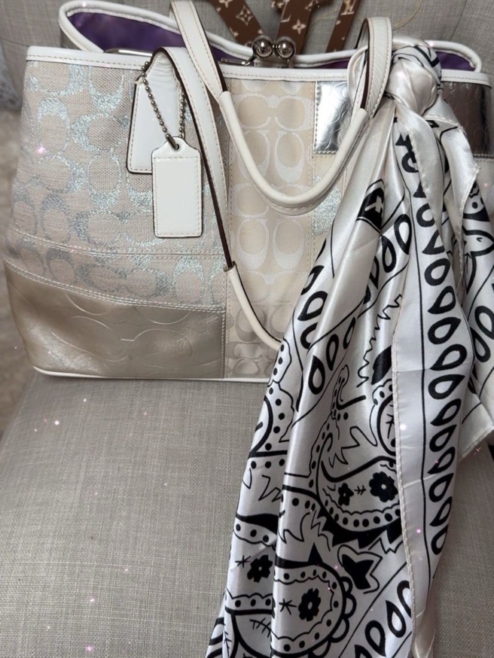 Coach large .kisslock. Lurex salver and white signature
